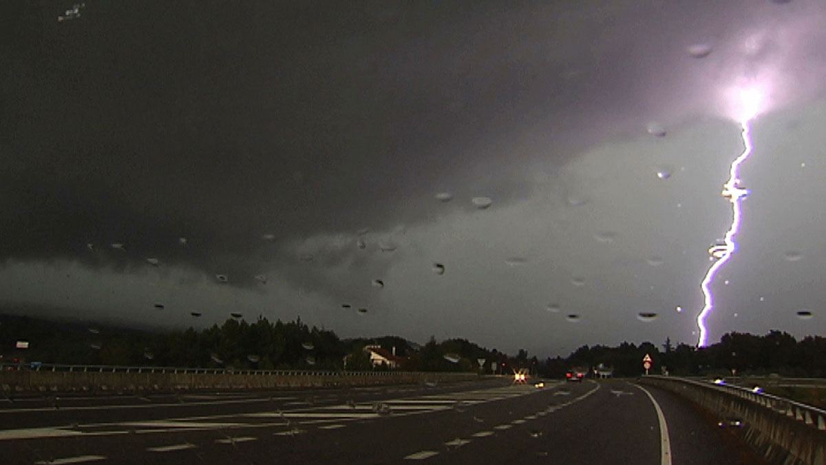 Vista de la tormenta de rayos y granizo registrada este lunes  en la autovía de las Rías Baixas a su paso por Ribadavia (Ourense).