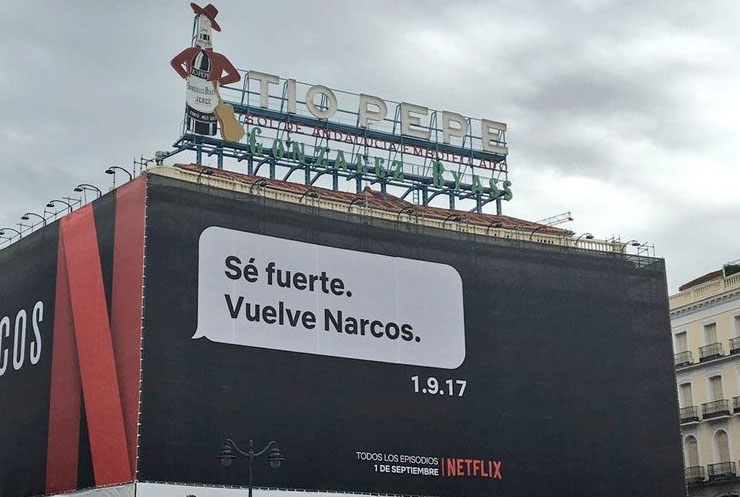 Cartel promocional de Narcos con el mensaje "Sé fuerte. Vuelve Narcos", compartido por @ierrejon