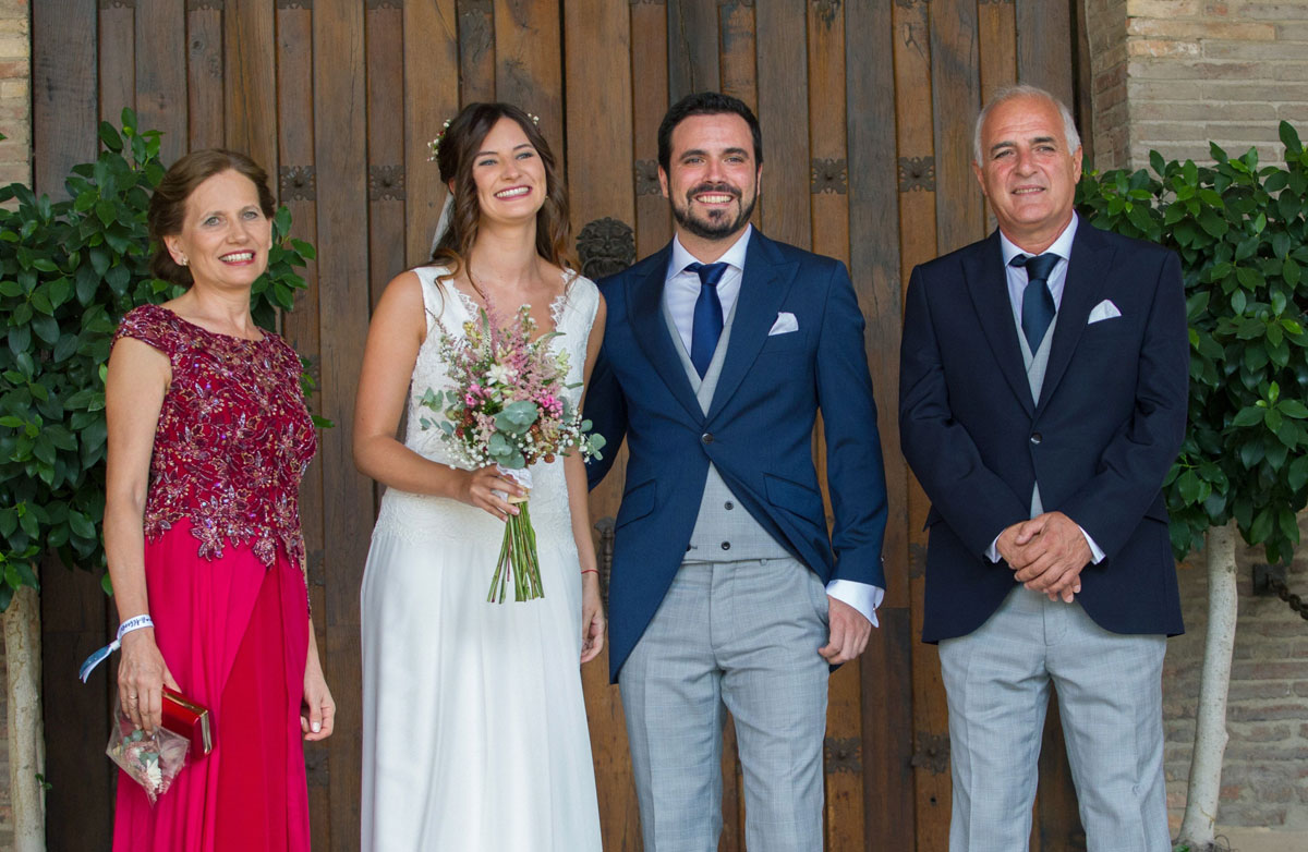 El coordinador federal de Izquierda Unida (IU), Alberto Garzón, y su novia Anna Ruiz, junto a sus respectivos padre y madre