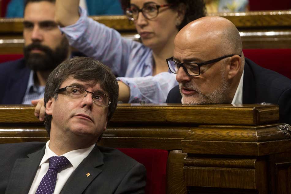 El presidente de la Generalitat , Carles Puigdemont, junto al portavoz de Junts pel Si, Luís Corominas, durante un pleno del Parlament.