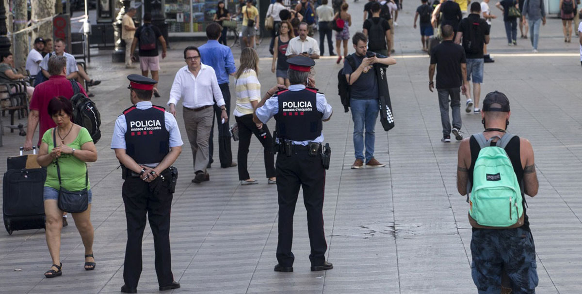 Aspecto que presentaban hoy las Ramblas de Barcelona tras el atentado de este jueves. 