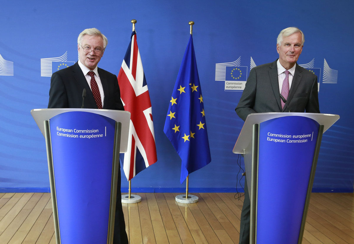 El negociador comunitario, Michel Barnie (d) y el ministro para la salida británica de la Unión Europea (UE), David Davies (i) en Bruselas, Bélgica