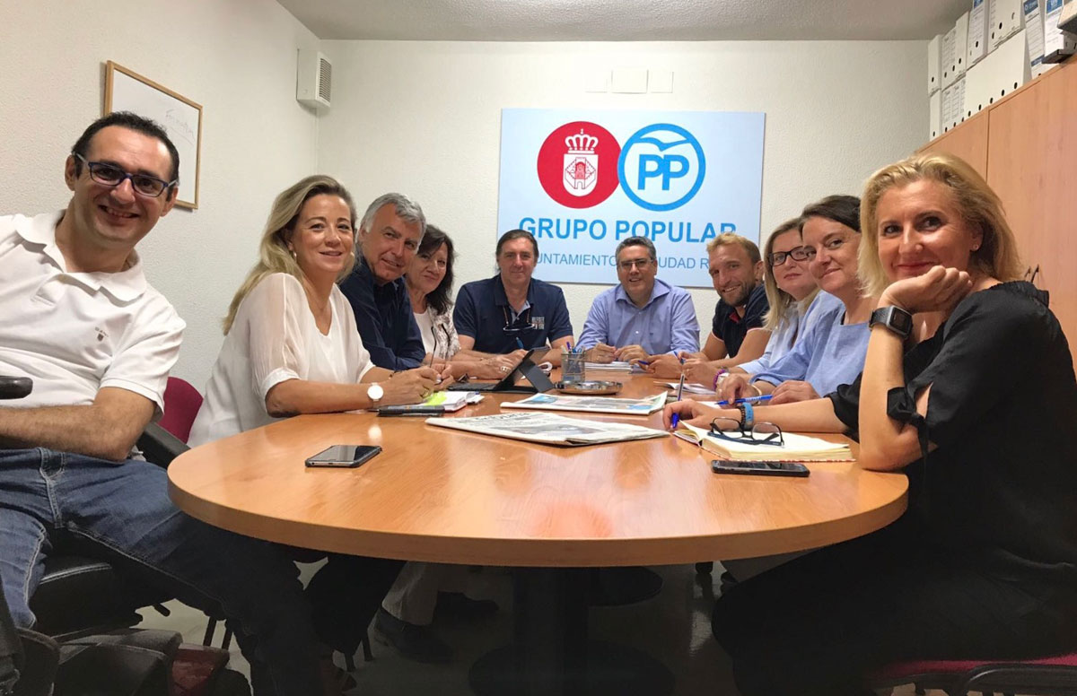 Lola Merino y Pedro Martín, segunda y tercero por la izquierda, junto al resto de los concejales del PP.