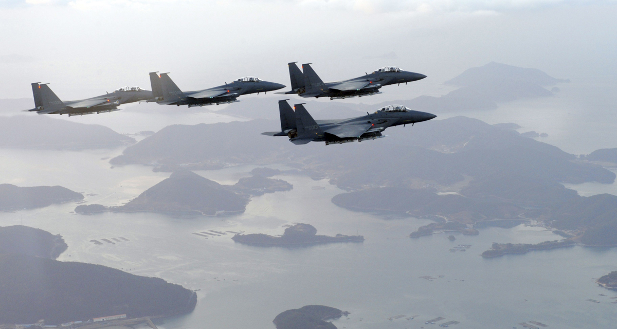 Fotografía de archivo que muestra a cazas surcoreanos F-15K sobrevolando Corea