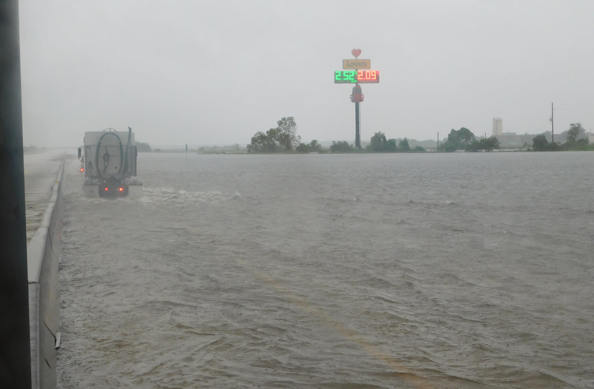 Un camión en medio de una de las arterias principales de Houston, Texas (EE.UU.), fue registrado este martes, tras el paso del huracán Harvey