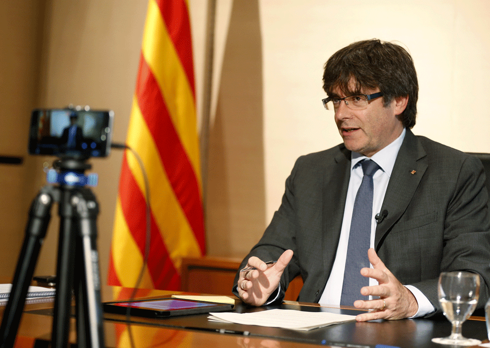 El presidente de la Generalitat Carles Puigdemont responde a través de Facebook Life las preguntas que los ciudadanos le han hecho llegar mediante el chat de la aplicación. 