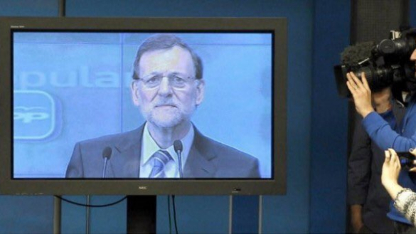 Mariano Rajoy comparece a través de un plasma en la sede del Partido Popular, en Génova.