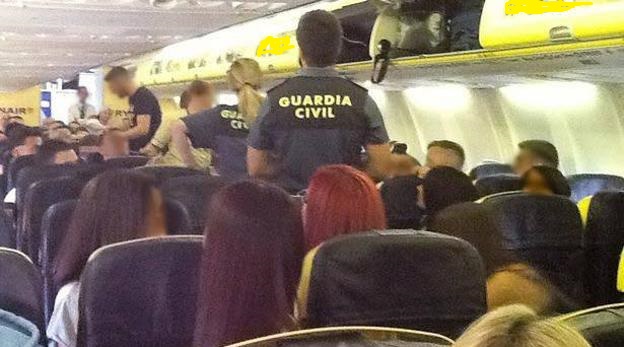 Imagen de la Guardia Civil desalojando a un pasajero ebrio  tomada por otro pasajero