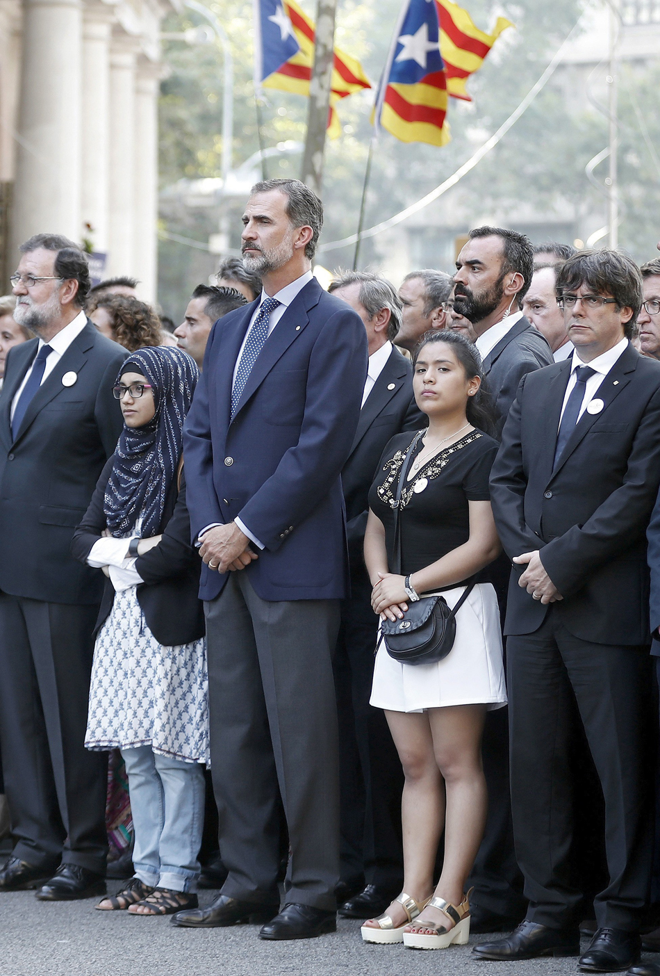 El rey Felipe VI, junto a los presidentes del Gobierno, Mariano Rajoy (i), y de la Generalitat, Carles Puigdemont (d), en la cabecera de la manifestación contra los atentados yihadistas en Cataluña. 
