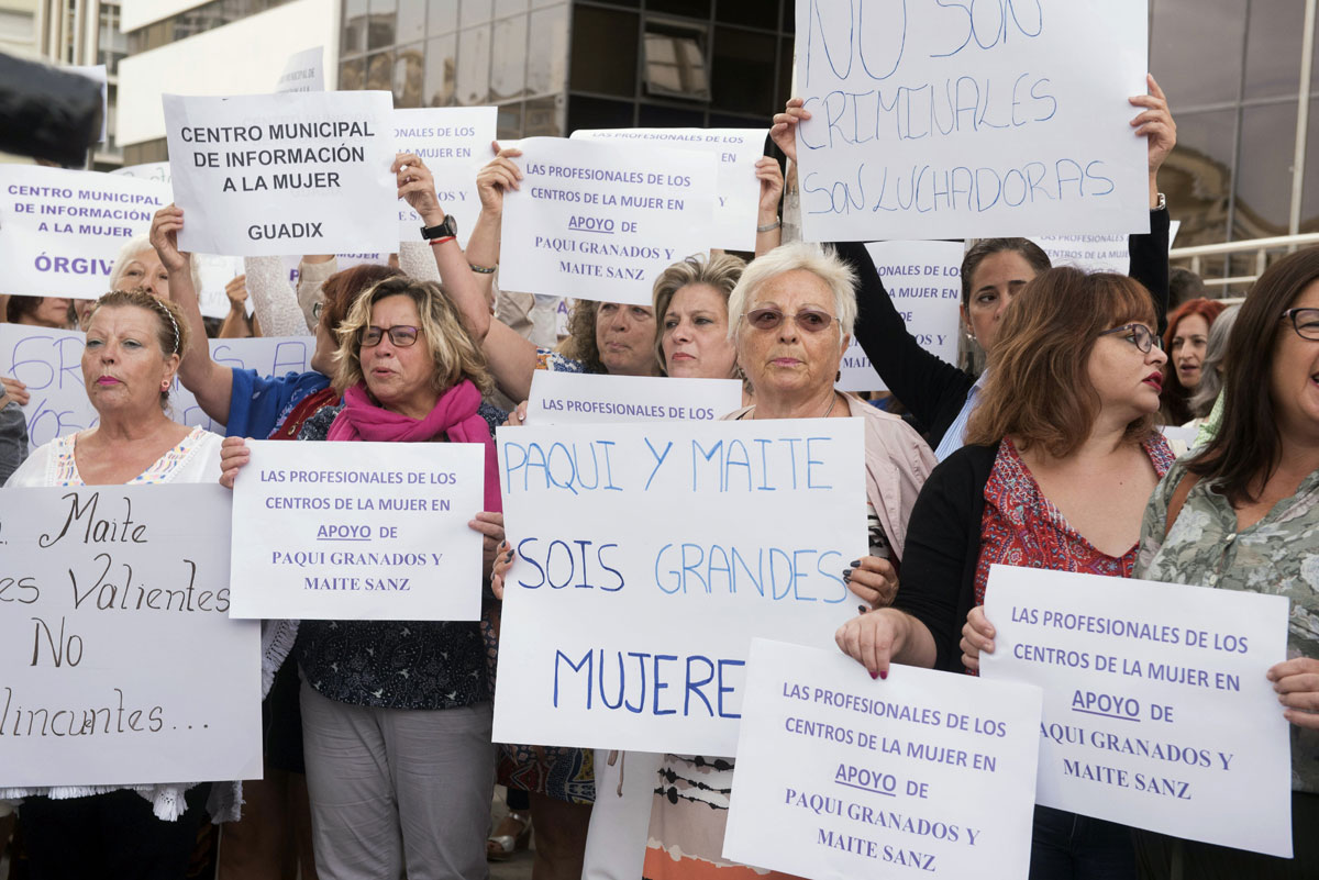 Un grupo de mujeres durante la concentración sostienen mensajes de apoyo para la asesora judicial Paqui Granados y la psicóloga Maite Sanz,  citadas este miércoles por el juez en los juzgados de Granada