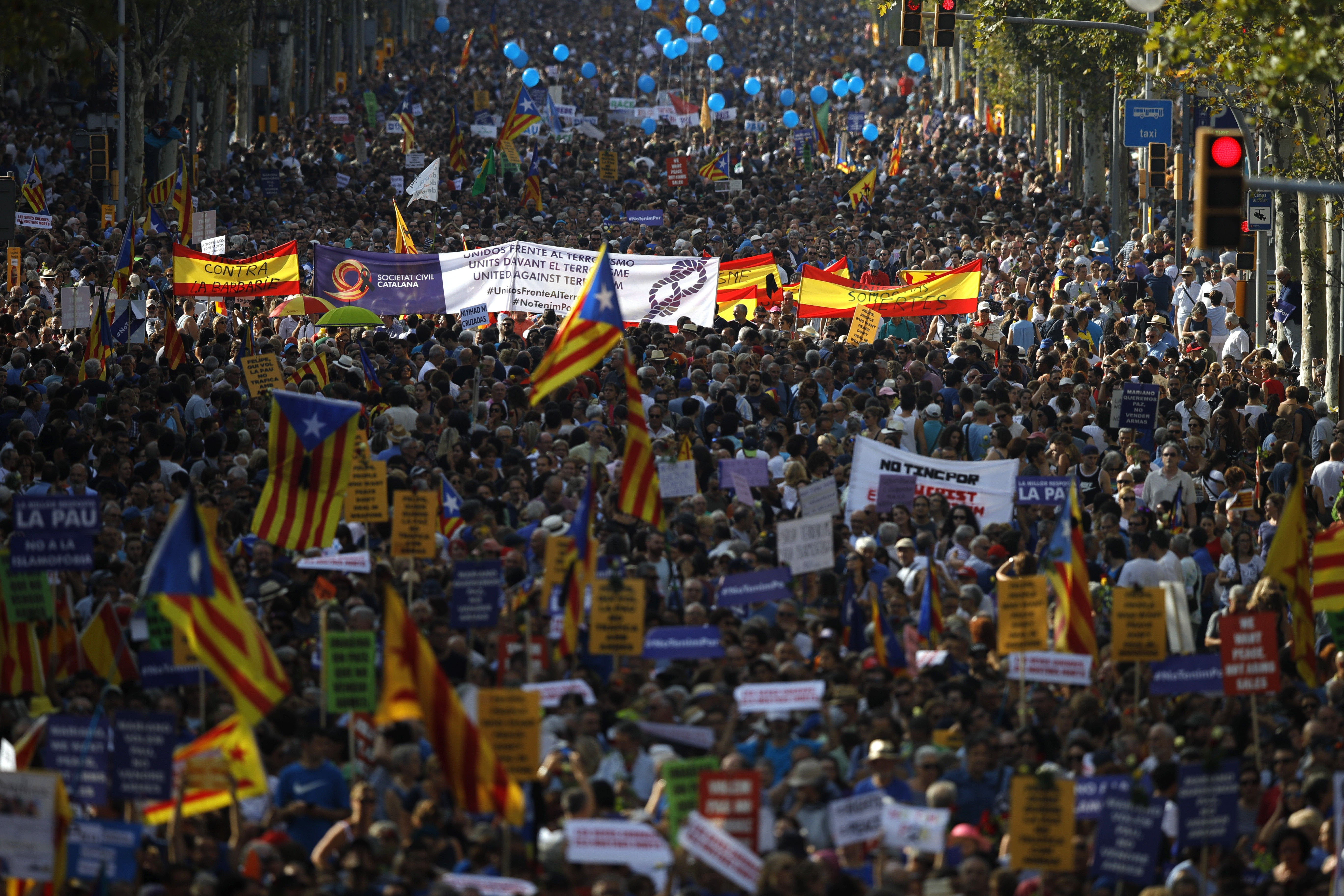 Un momento de la manifestación contra los atentados yihadistas en Cataluña que bajo el eslogan "No tinc por" recorre hoy las calles de Barcelona