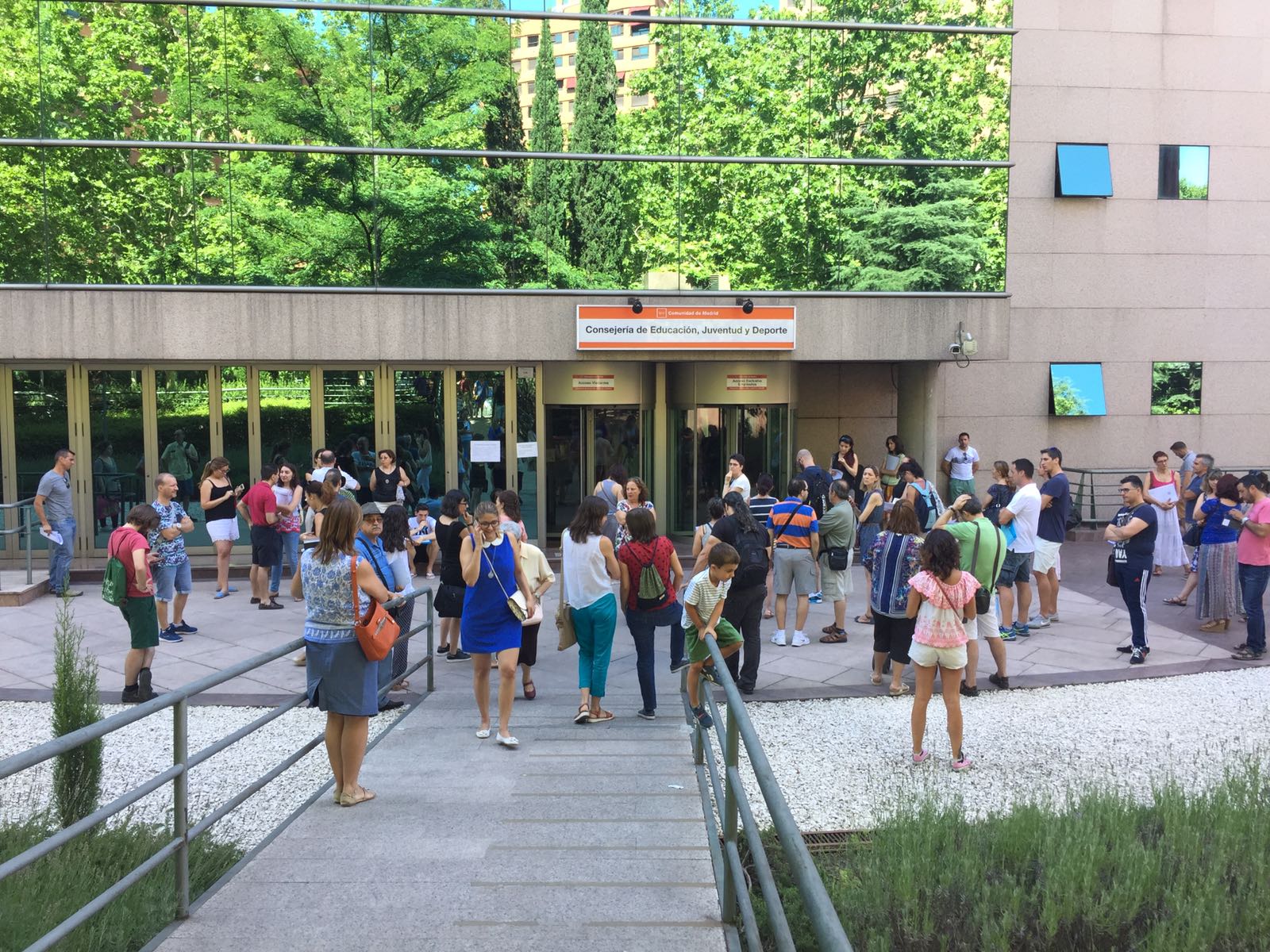 Colas a las puertas de la Consejería de Educación de la Comunidad de Madrid con profesores reclamando