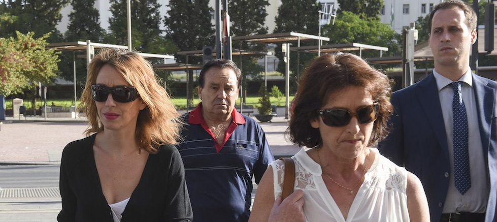 Los familiares de Juana Rivas a su llegada a los juzgados: su hermana Isabel, su padre Manuel Rivas y su madre Juana Gómez.