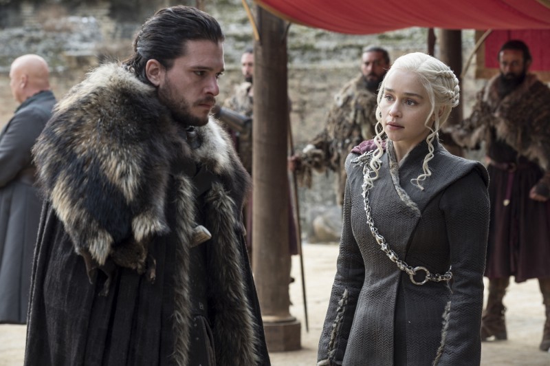 Jon Snow y Daenerys Targaryen conversan en Desembarco del Rey.