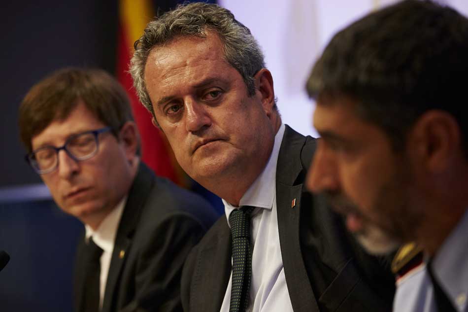 El conseller de Interior, Joaquim Forn (c) y el mayor de los Mossos d'Esquadra, Josep Lluís Trapero (d) durante una rueda de prensa