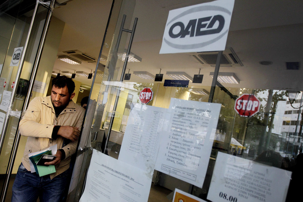 Un ciudadano sale de una oficina de empleo en Atenas.