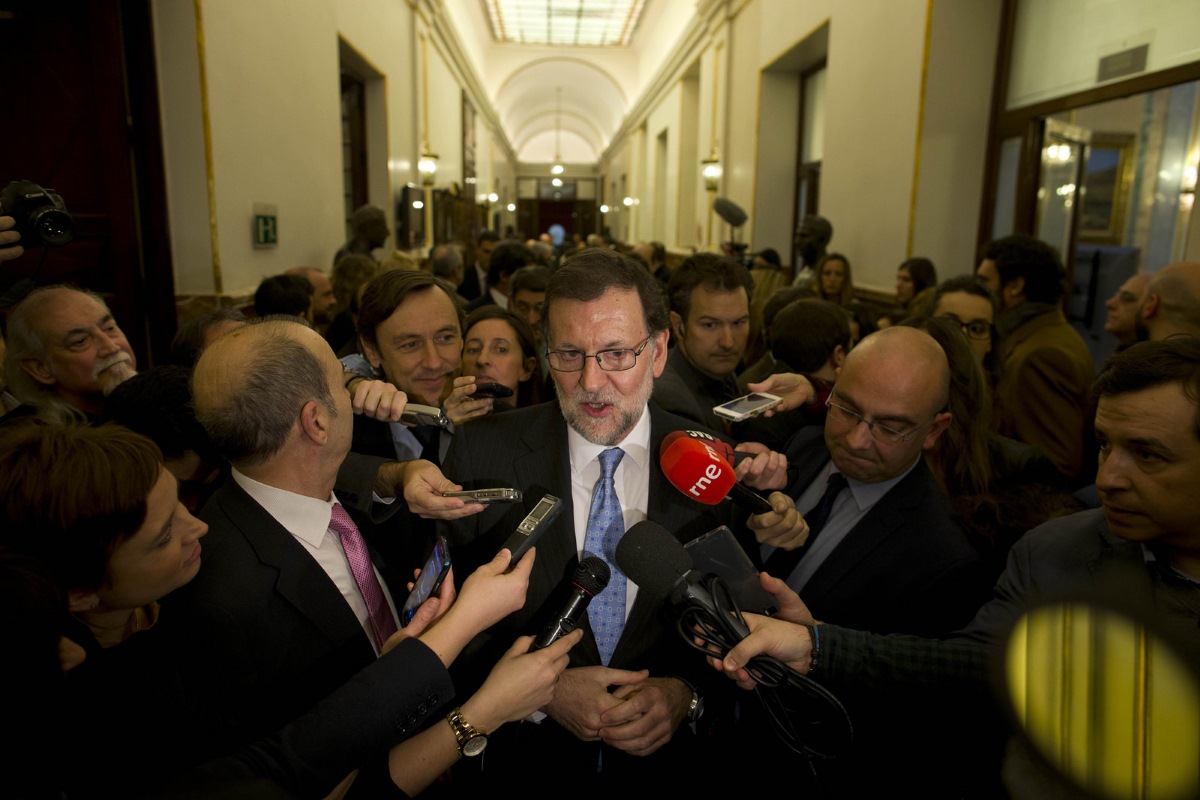 Mariano Rajoy atiende a los medios de comunicación en el pasillo del Congreso de los Diputados