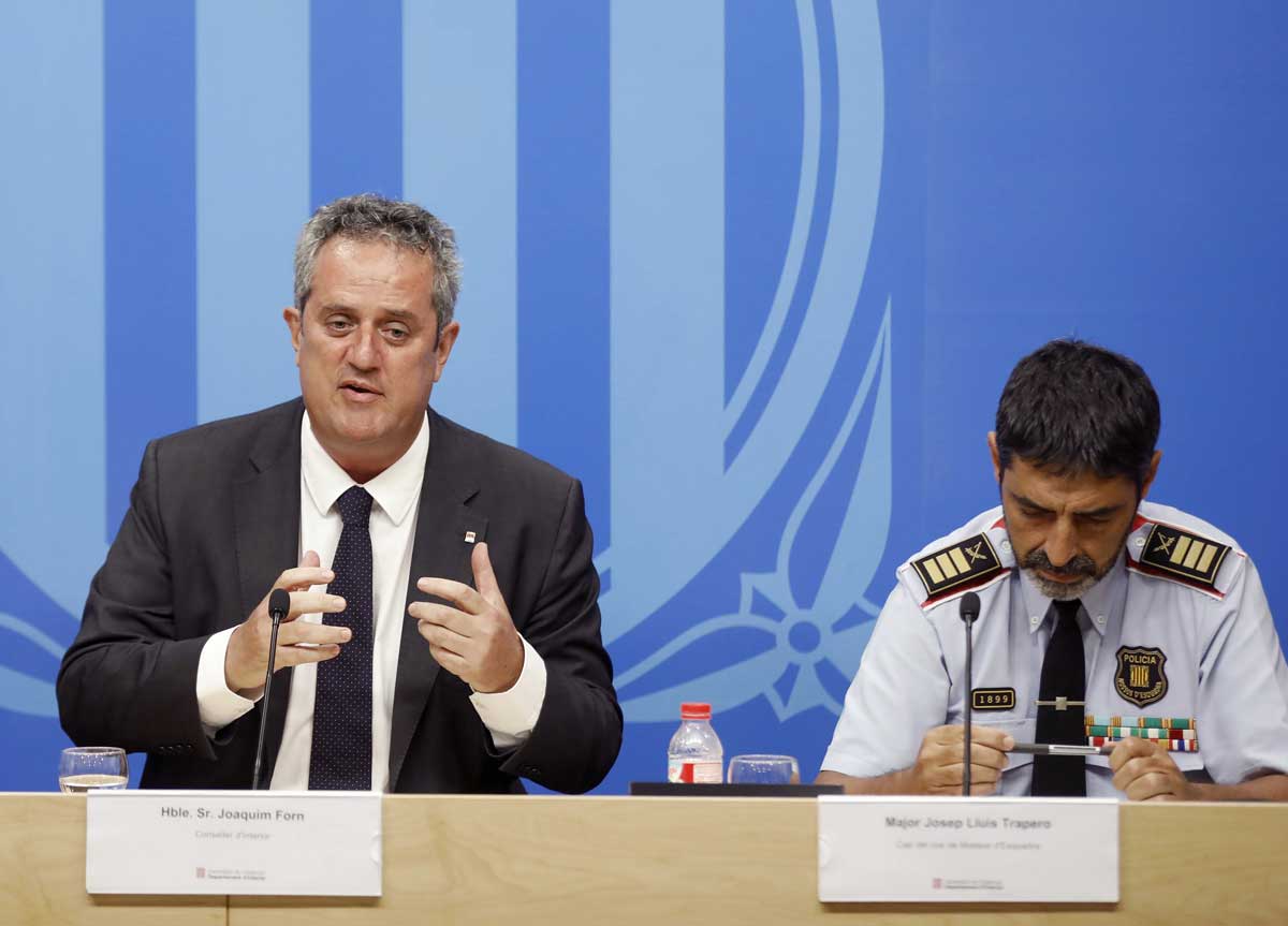 El conseller de Interior, Joaquim Forn (i), junto al mayor de los Mossos d'Esquadra, Josep Lluís Trapero (d), durante la rueda de prensa.