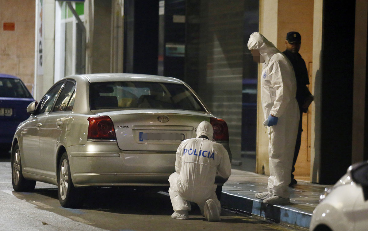 Agentes de la Policía Científica inspeccionan las inmediaciones de la vivienda de Elda donde un niño de ocho años fue hallado muerto.