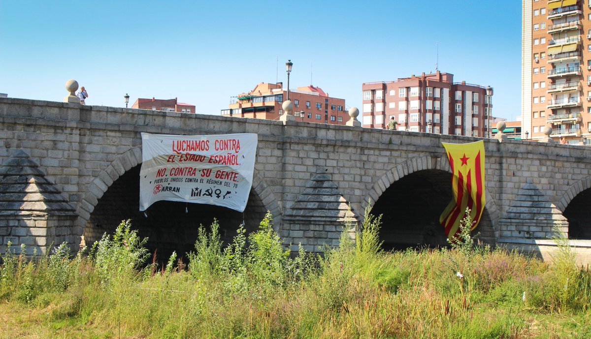 Arran despliega una estelada en el Puente de Segovia