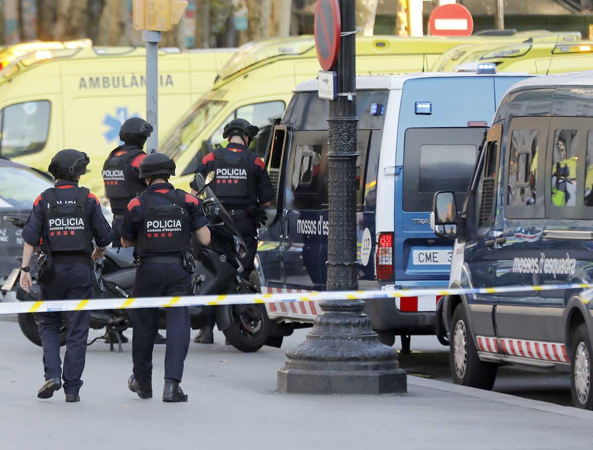 Efectivos policiales en el lugar en el que una furgoneta atropelló a varios peatones que paseaban por las Ramblas de Barcelona