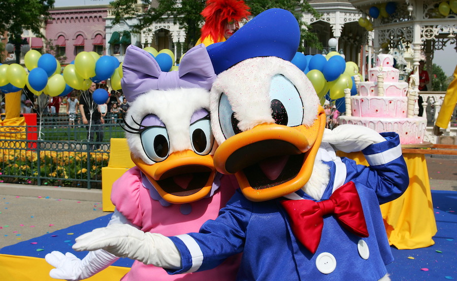 El pato Donald, acompañado de Daisy en Eurodisney. El pato Donald, acompañado de Daisy en Eurodisney.
