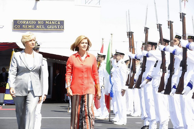 María Dolores de Cospedal con su homologa italiana.  María Dolores de Cospedal con su homologa italiana.