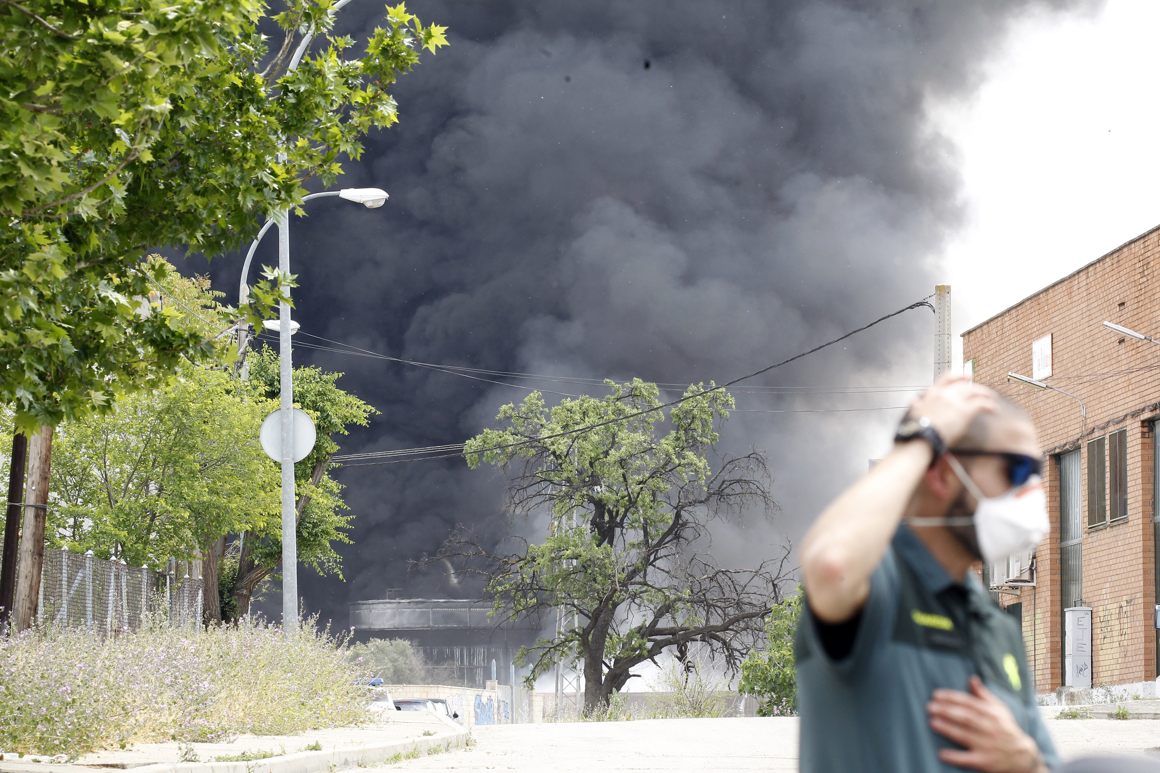 En la foto, un gaardia civil con mascarilla en la zona de un incendio. 