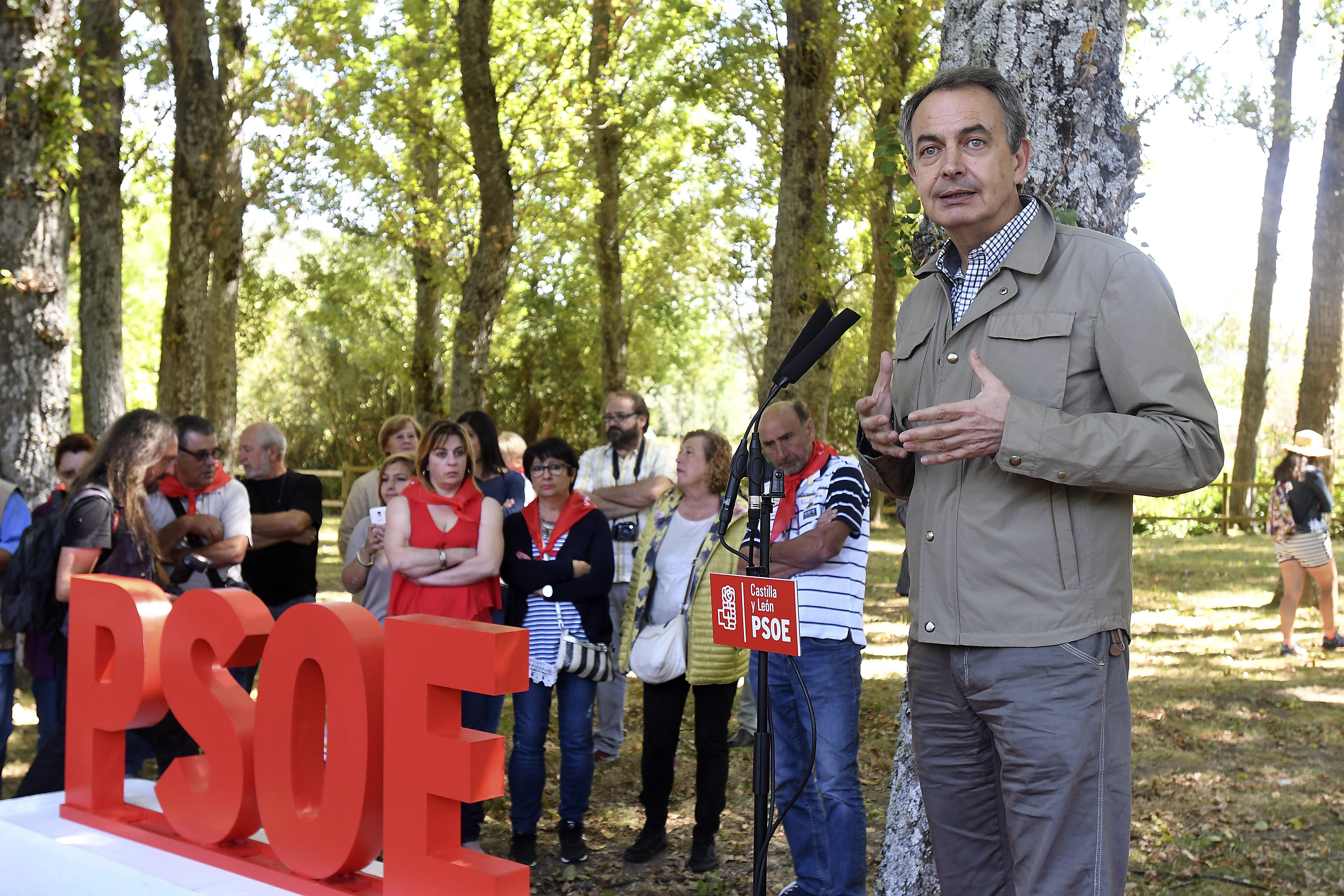 El expresidente del Gobierno José Luis Rodríguez Zapatero, asiste a la Fiesta de la Rosa de Boñar. 