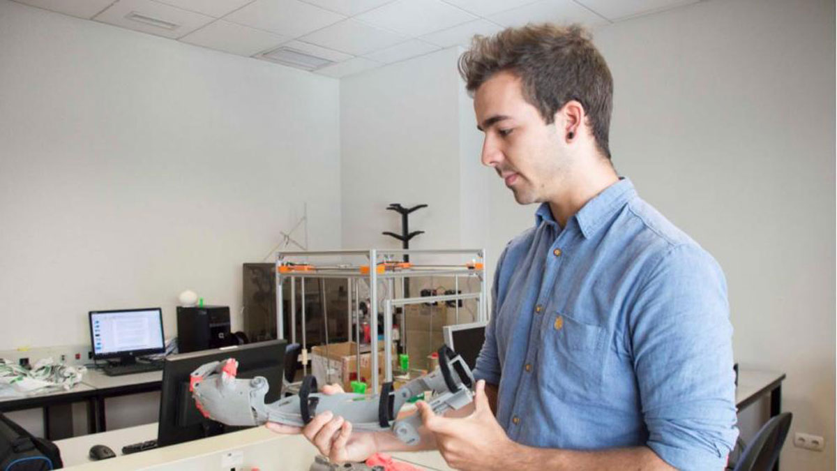 El joven ingeniero Guillermo Martínez en una aula de fabricación digital 