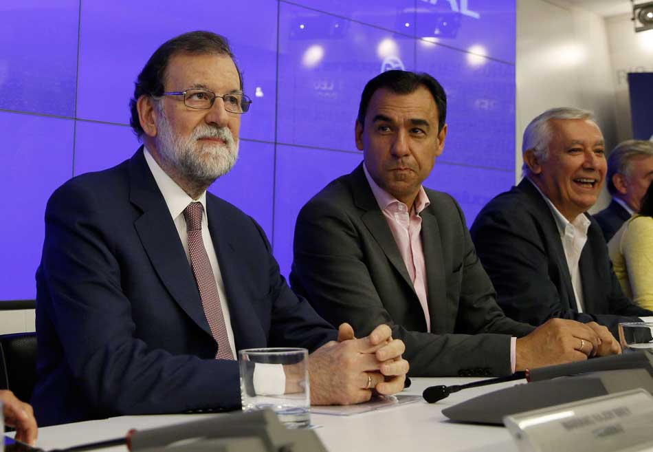  Mariano Rajoy (i), junto al coordinador general, Fernando Martínez-Maillo (2d), y el vicesecretario Javier Arenas (d),  en la Junta Directiva Nacional del partido.