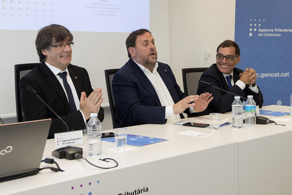 El presidente de la Generalitat, Carles Puigdemont (i), y el vicepresidente del Govern, Oriol Junqueras (c), y el director de la ATC, Eduard Vilà