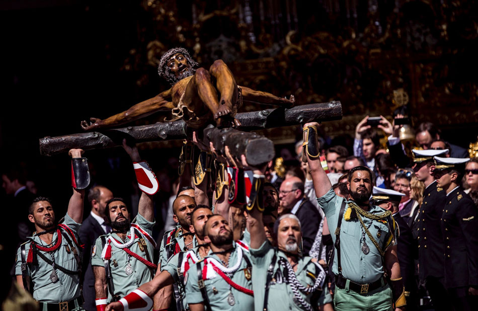 Miembros de la Legión portando al Cristo de la Buena Muerte en la Semana Santa de Málaga