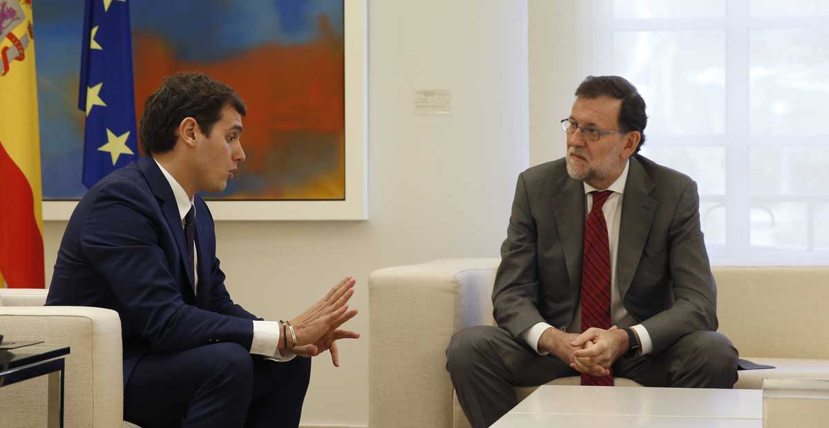 El presidente del Gobierno, Mariano Rajoy (d), y el presidente de Ciudadanos, Albert Rivera, durante la reunión mantenida el pasado mes de octubre en el Palacio de la Moncloa