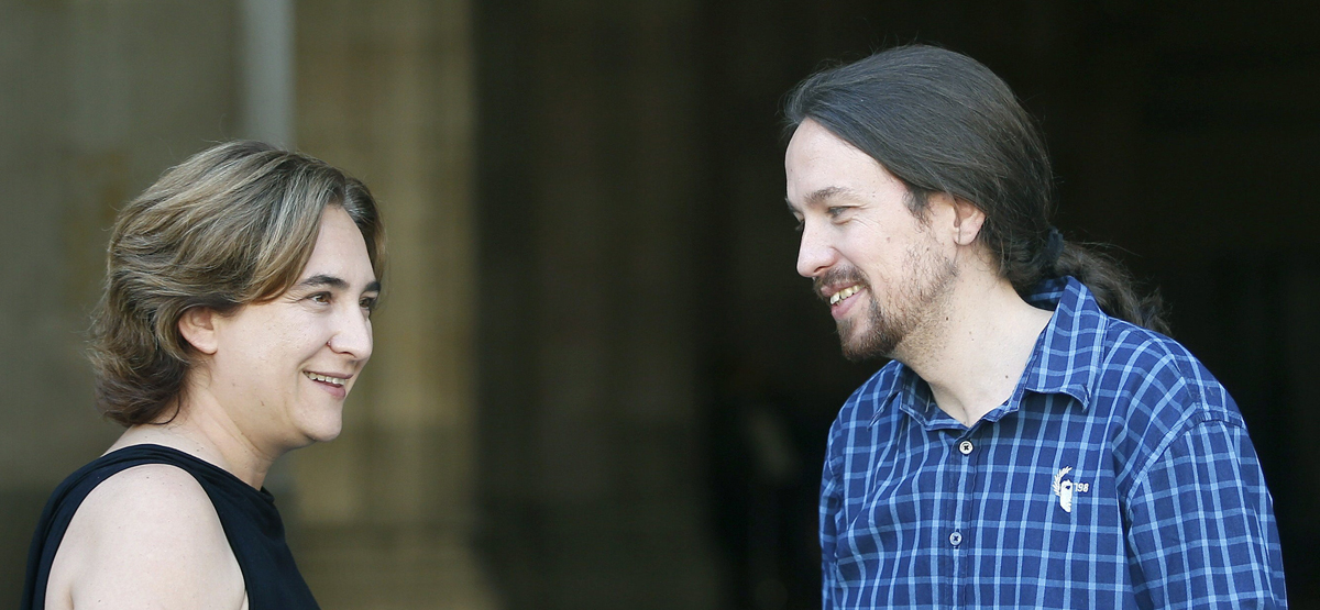 El secretario general de Podemos, Pablo Iglesias (d), y la alcaldesa de Barcelona, Ada Colau (i).