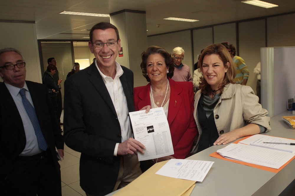 Paula Sánchez de León, Rita Barberá y Antonio Clemente entregan ante la lista municipal del PP al Ayuntamiento de Valencia