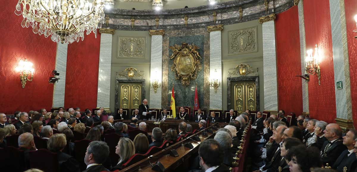 El fiscal general del Estado, José Manuel Maza (i), pronuncia su discurso durante la solemne sesión de apertura del año judicial 2017/2018. 