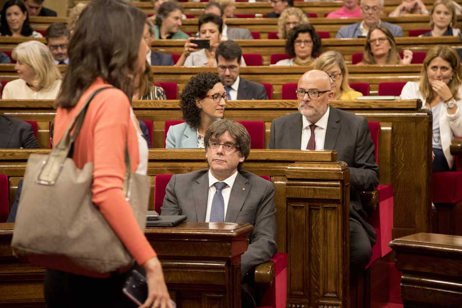 El presidente de la Generalitat, Carles Puigdemont (c); el presidente de JxSí, Lluís Corominas (2d) y Marta Pascal (d),dirigen sus miradas a la líder de Ciutadanos, Inés Arrimadas.iz., durante el pleno en el Parlament. 
