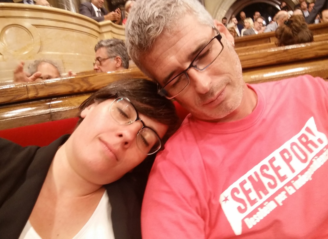 Una diputada de la CUP se duerme mientras el Parlament debate la desconexión. 