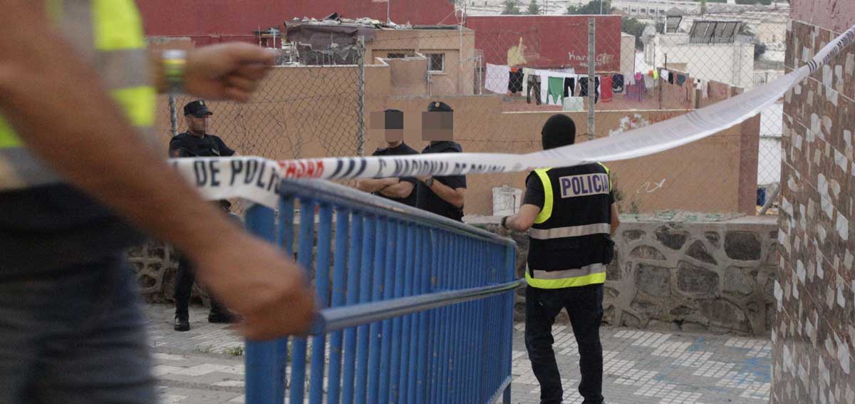 Efectivos de la Policía Nacional durante el registro realizado en Melilla, donde ha sido detenida una persona, en el marco de una operación antiterrorista. 