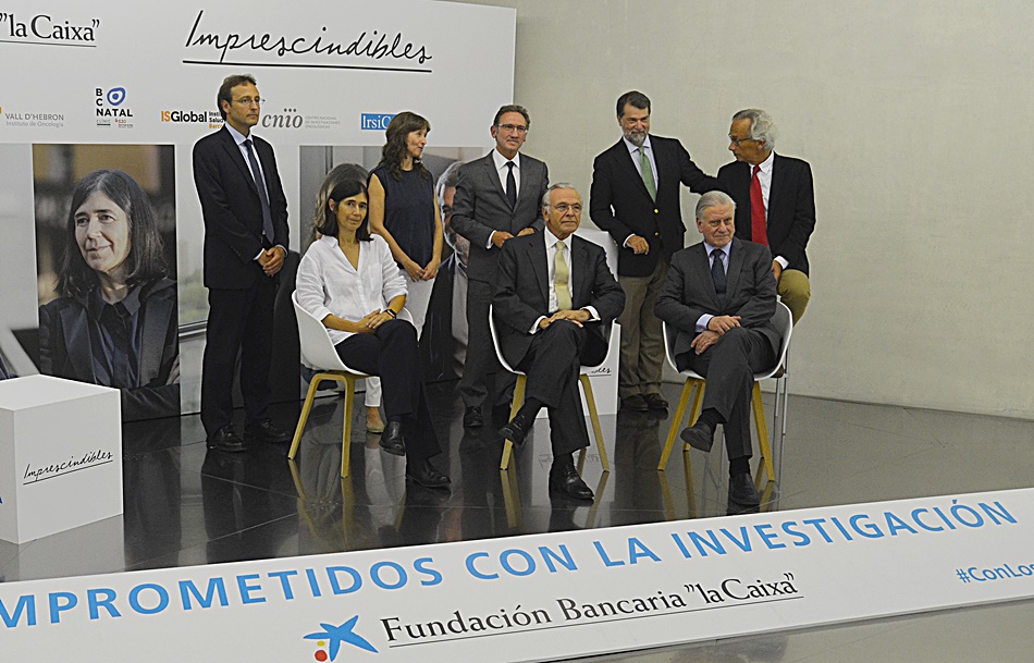 Seis de los investigadores con Isido Fainé, presidente de la Fundación Bancaria "la Caixa" (en el centro), y Jaume Giró, director general, en la presentación. 