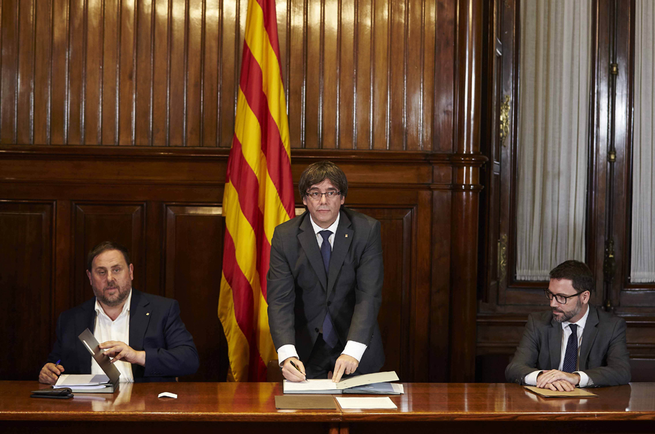 Una foto para la historia en la que el presidente de la Generalitat, Carles Puigdemont, consuma su enfrentamiento a las instituciones del Estado
