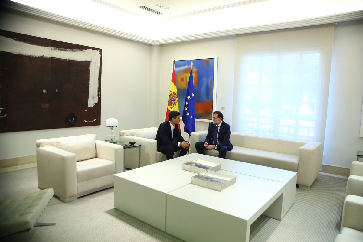 El presidente del Gobierno, Mariano Rajoy, recibe al secretario general del PSOE, Pedro Sánchez