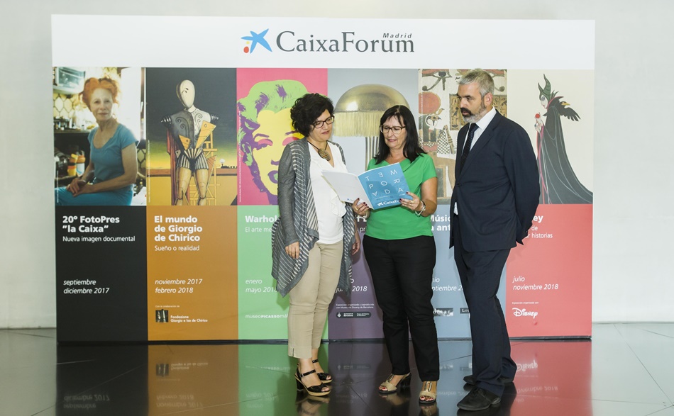 La directora general adjunta de la Fundación Bancaria ”la Caixa”, junto a Ignasi Miró, y la directora de CaixaForum Madrid, Isabel Fuentes, tras la presentación de esta mañana.