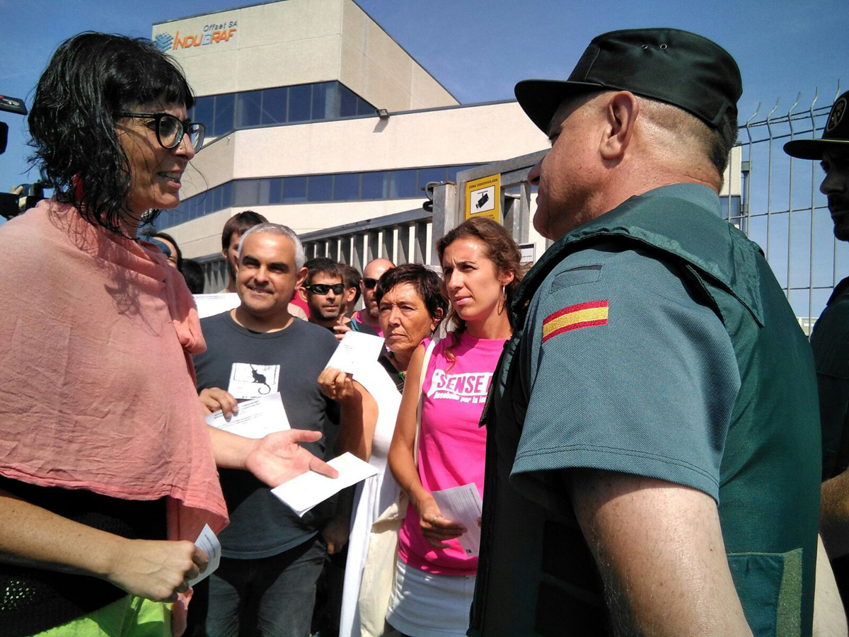 Miembros de la CUP entregan papeletas a la Guardia Civil