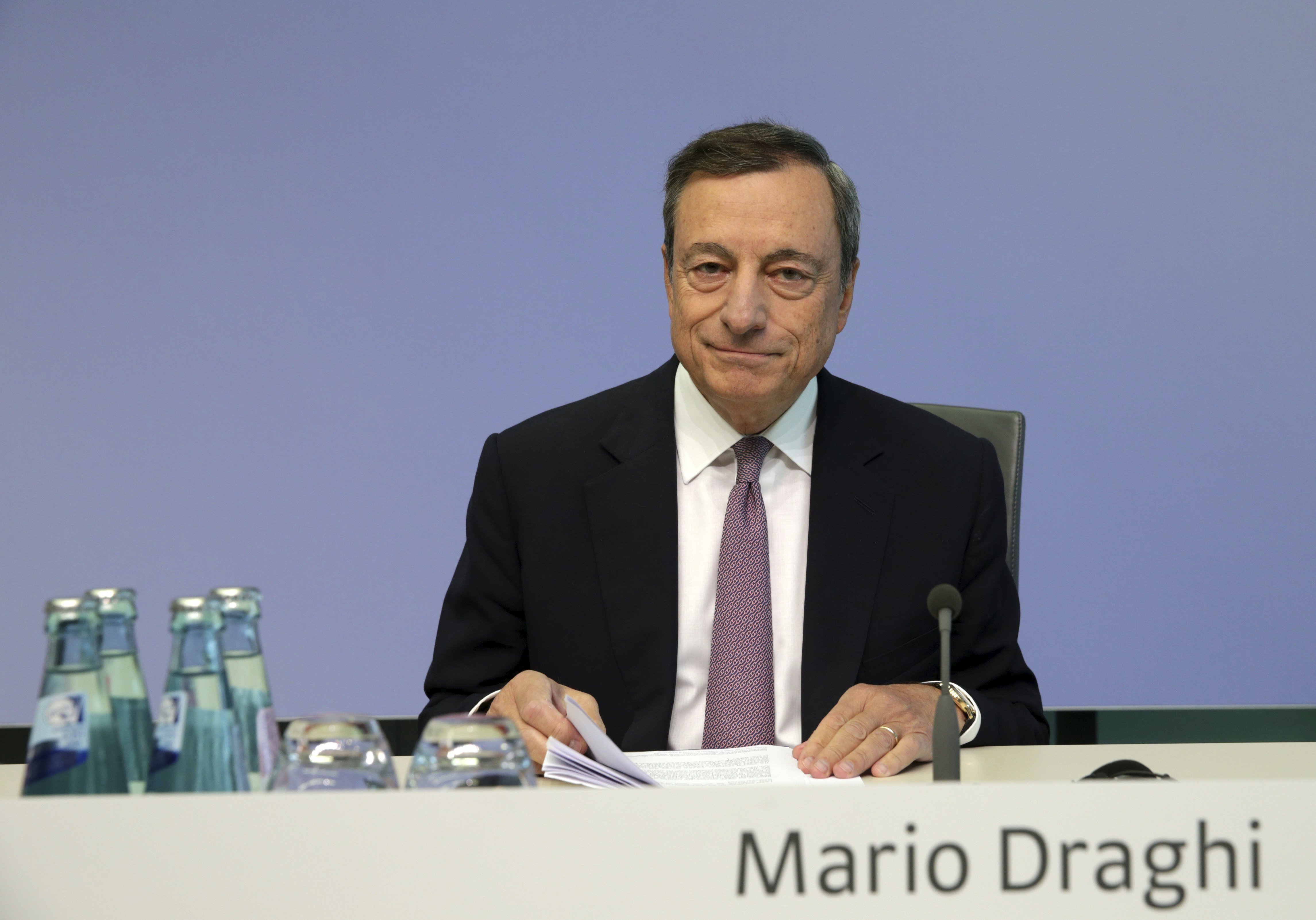 Mario Dragui, presidente del BCE, comunica que pospone las decisiones a Octubre