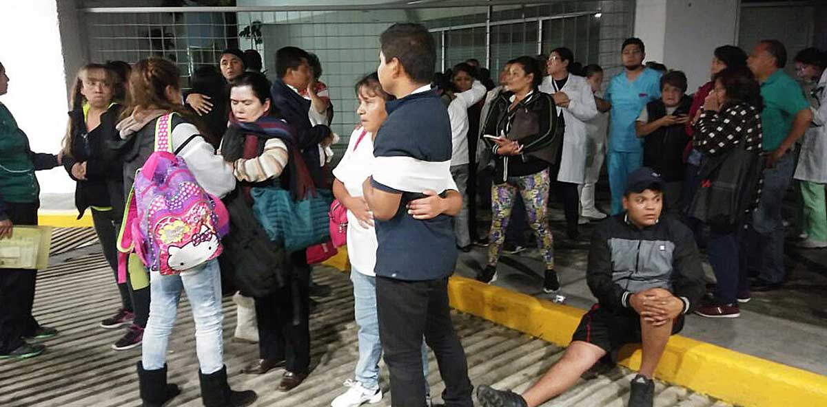 Pacientes y médicos de un hospital de Ciudad de México permanecen fuera de sus hogares este viernes, tras un fuerte sismo de magnitud 8. EFE