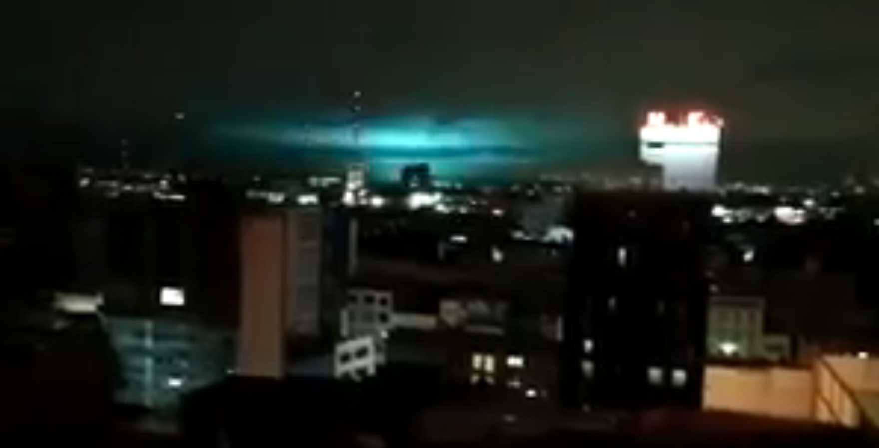 Luces y destellos en el cielo durante el terremoto.