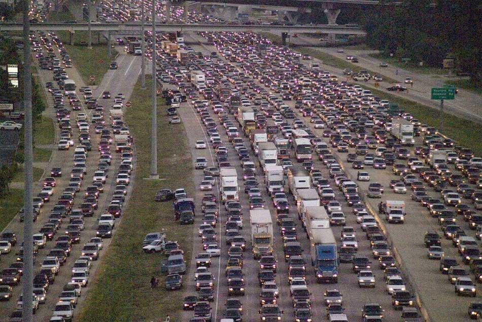 Imagen difundida en Twitter de enormes colas en las autopistas por la evacuación de Miami ante la llegada del huracán Irma