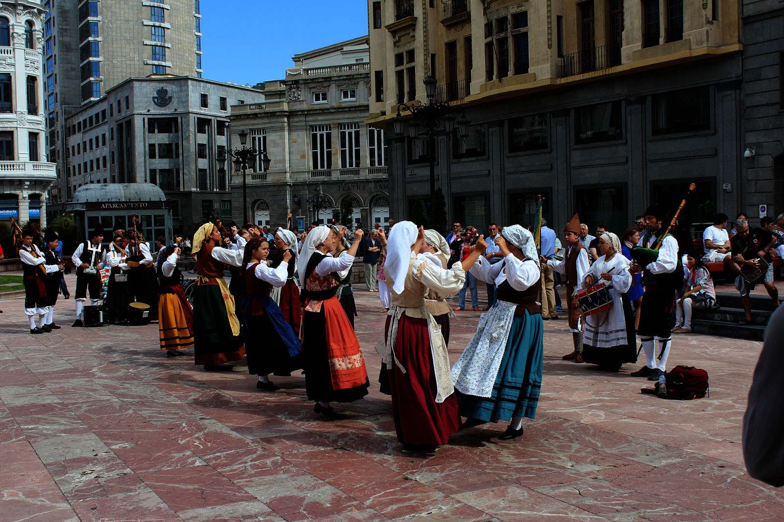 Bailes regionales en la Plaza de la Escandalera de Oviedo. FLICKR*